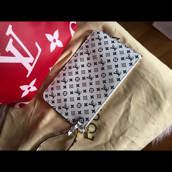 SOLD⛈Louis Vuitton Limited Ed Pouch wall - Picture 3 of 7